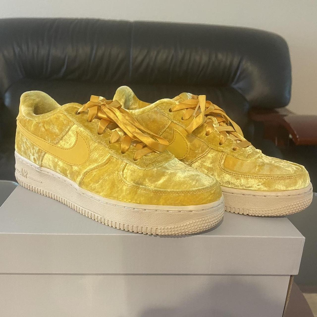 Fashion yellow velvet nikes