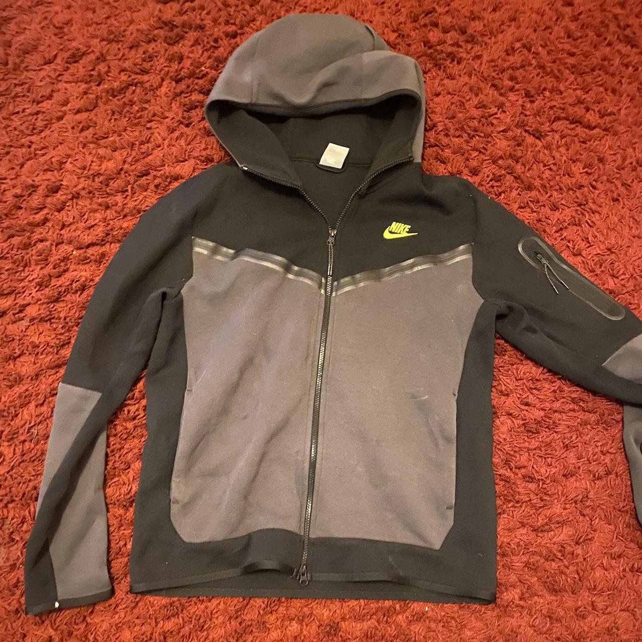 does nike tech fleece hoodie run small