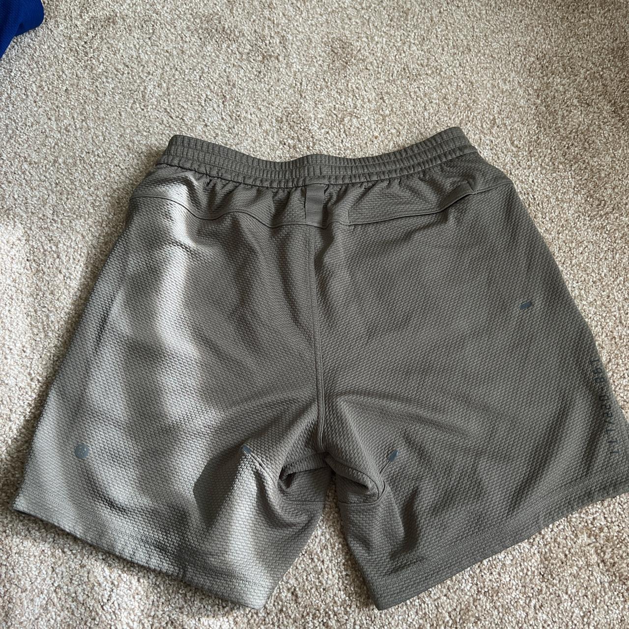 Lululemon Men's Grey Shorts (2)