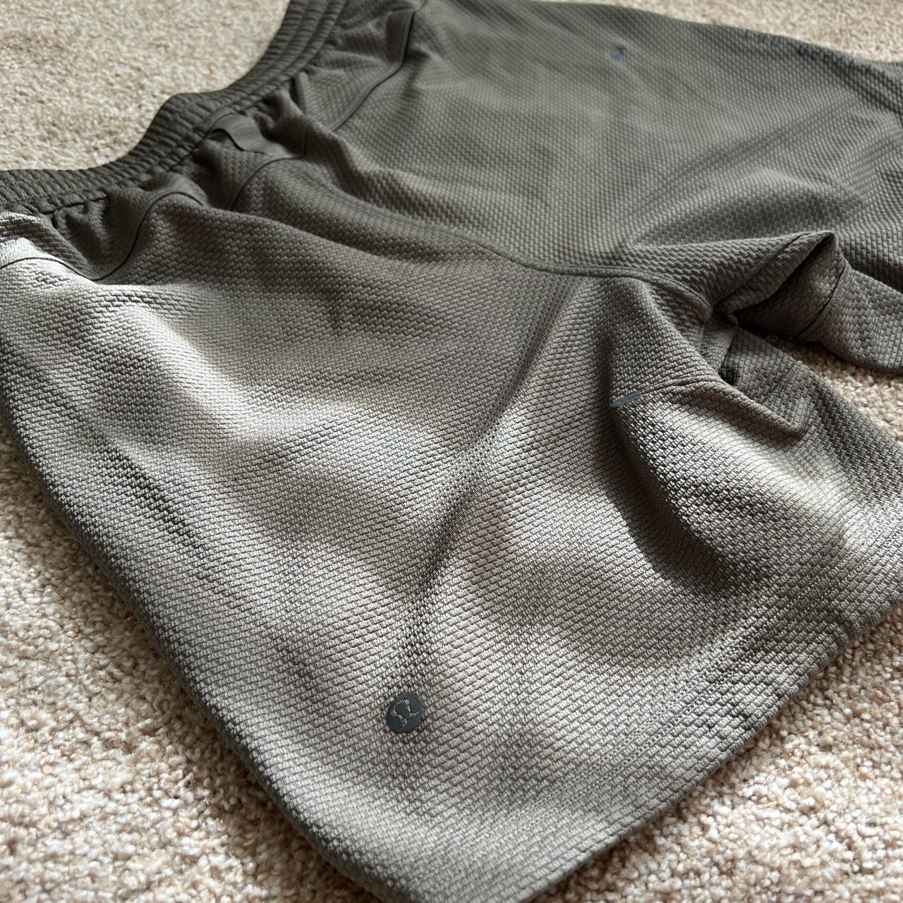 Lululemon Men's Grey Shorts (4)