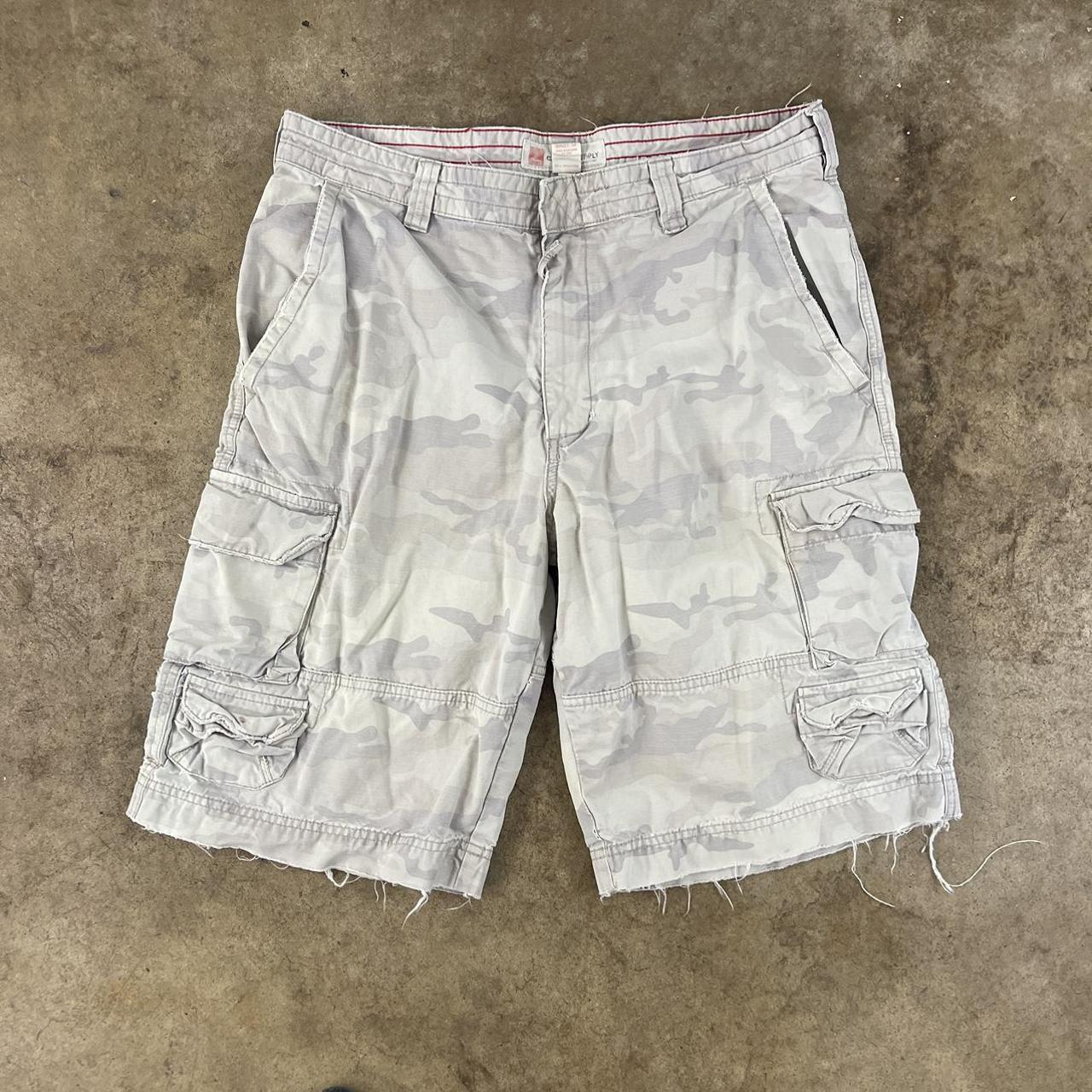Y2K Cargo Supply White Camo Cargo Shorts Size 34 4... Depop