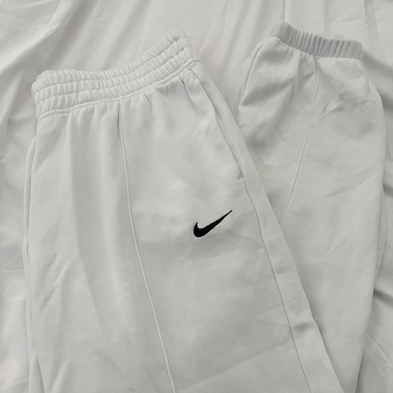 Nike Women's White Joggerstracksuits Depop