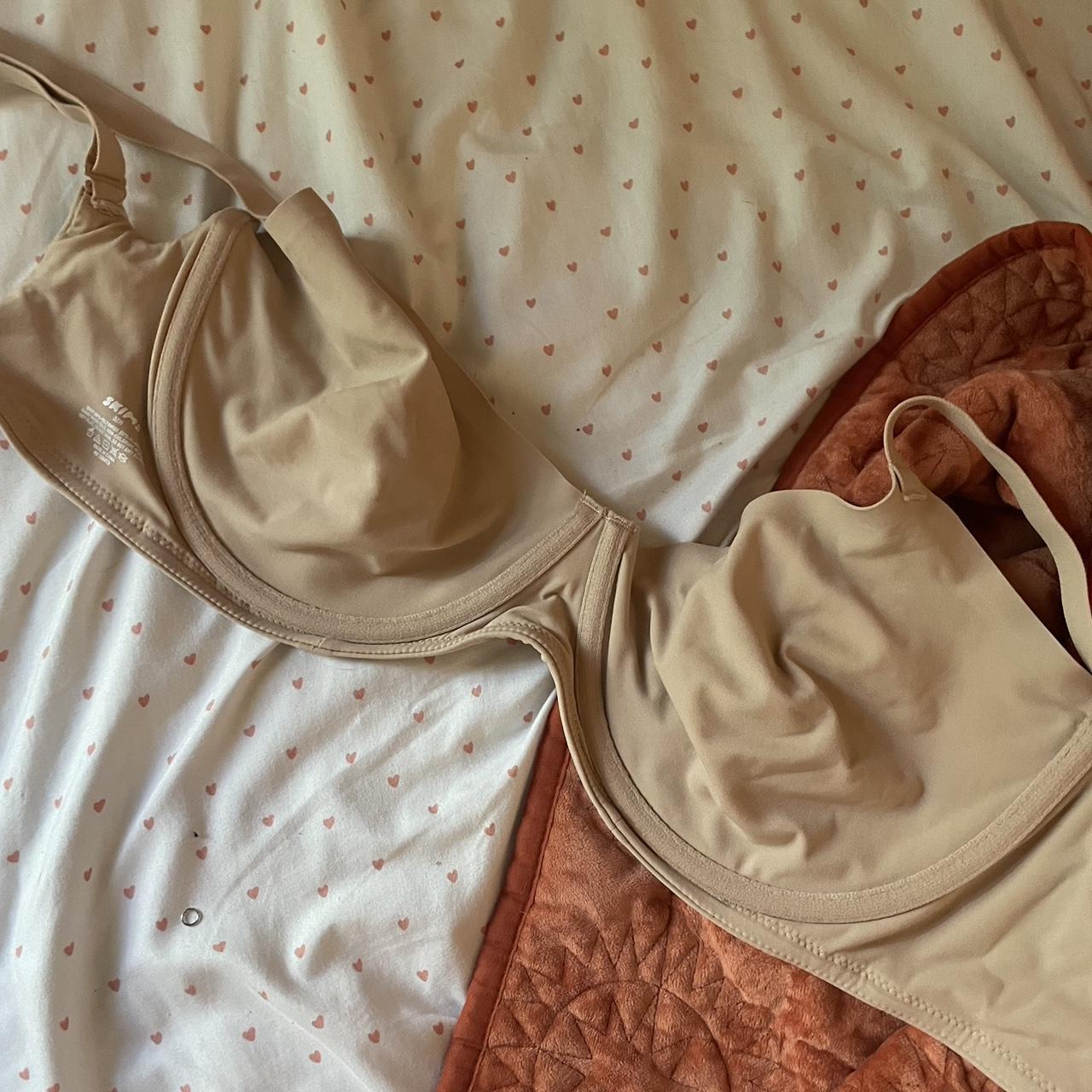 skims bra size 32h, runs small, would fit 32dddd... Depop