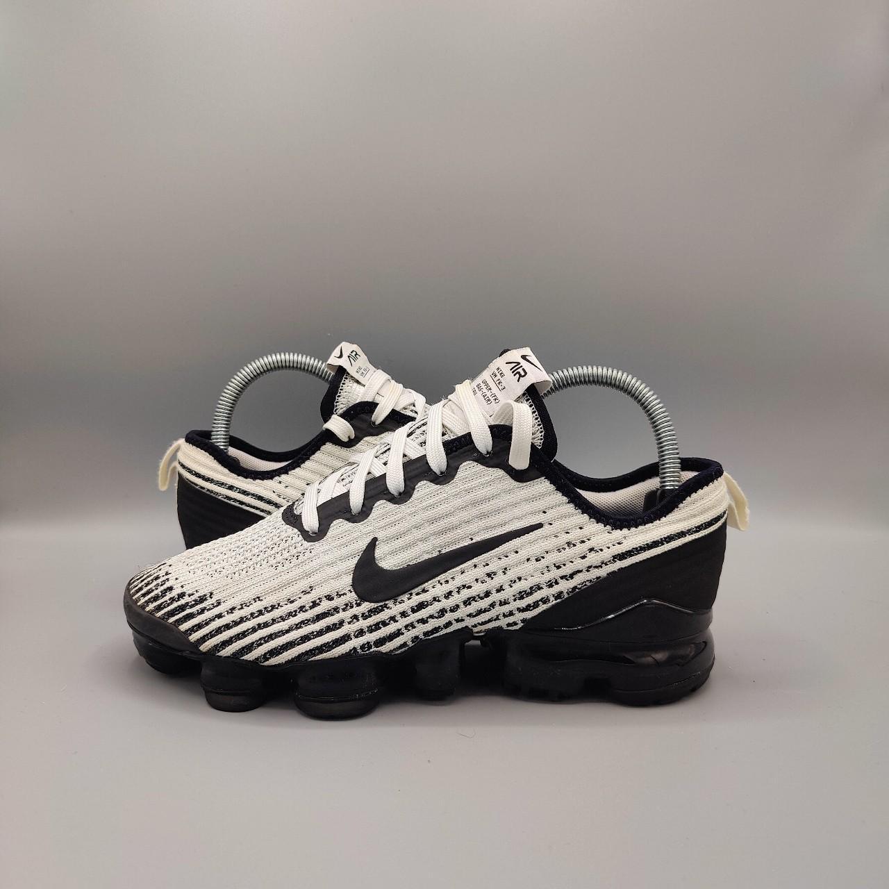 Nike women's vapormax flyknit black and white best sale