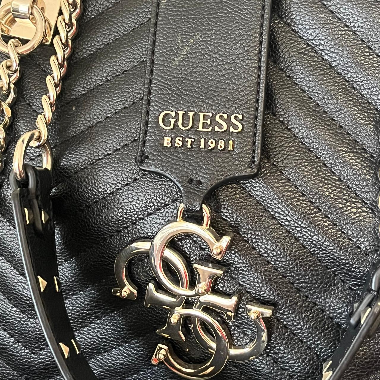 Thrifted this guess bag. Cant fond any info (prices, model) plz help!! :) :  r/Depop