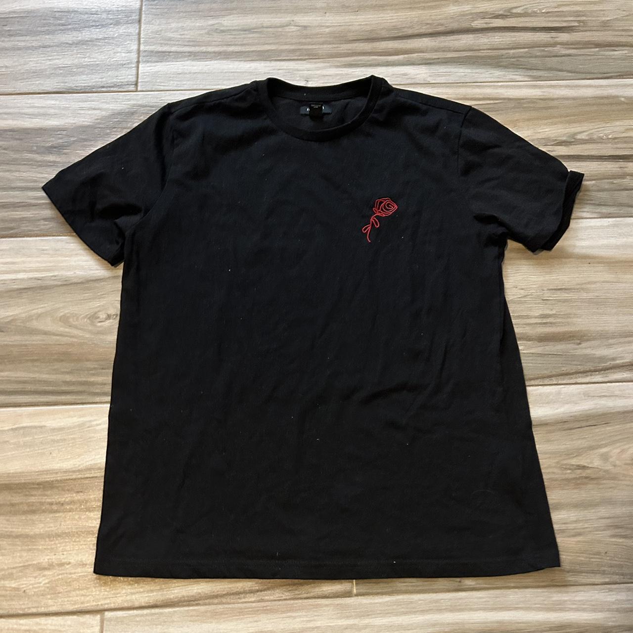 Large black and red rose T shirt - Depop