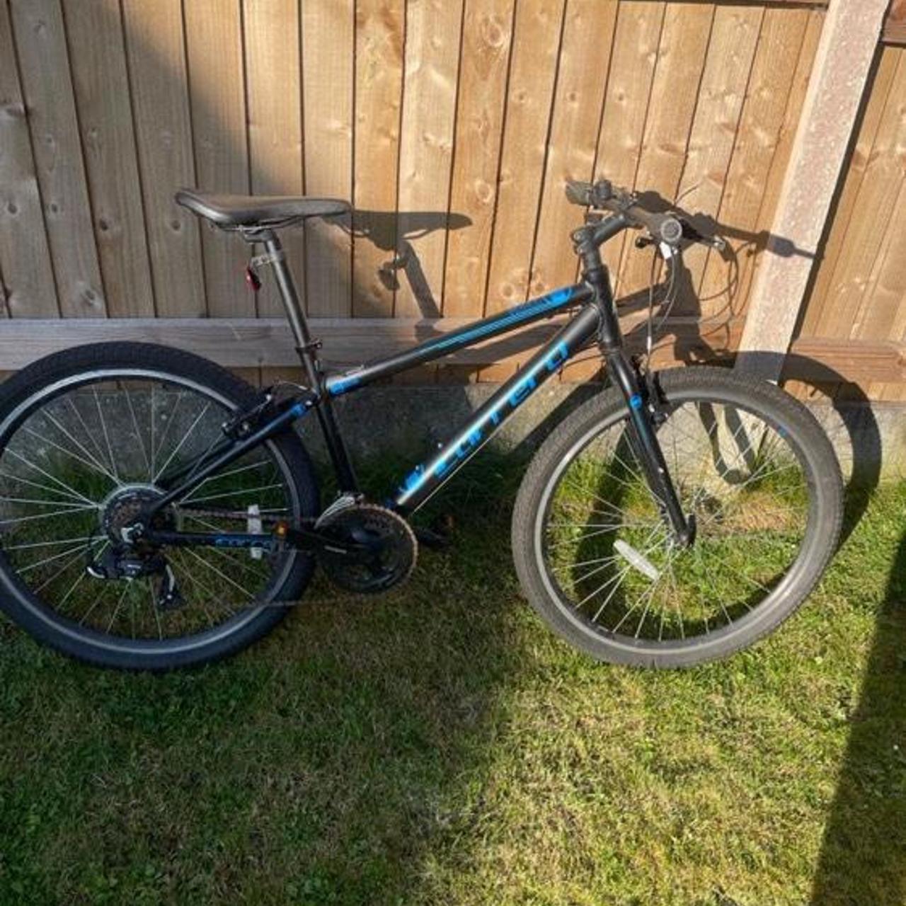 black and blue carrera bike