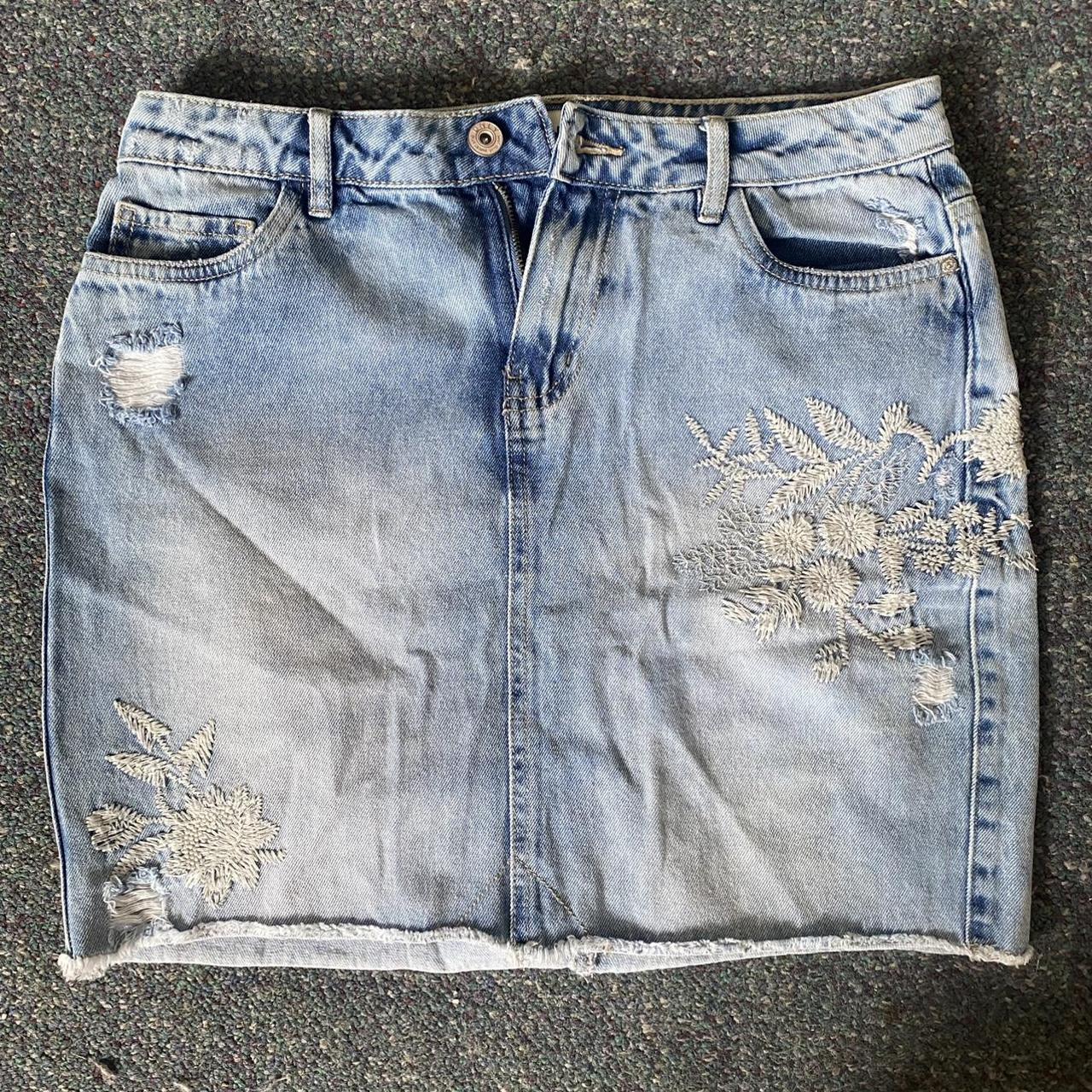 ONLY Aviva Flowers denim skirt Worn a few times —... - Depop