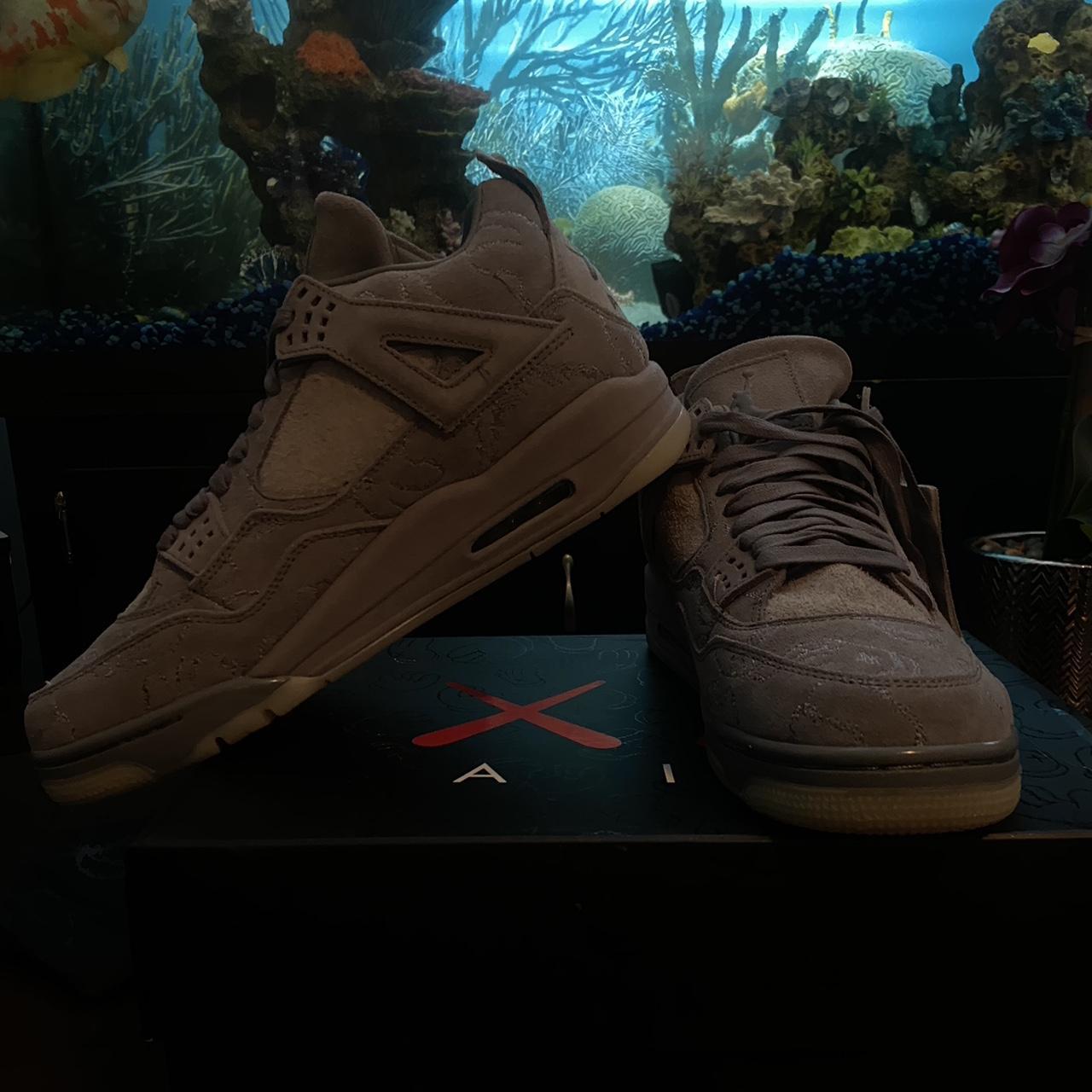 Jordan 4 hotsell kaws box