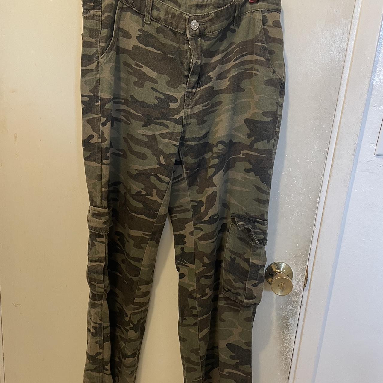 Camo cargo pants - Depop