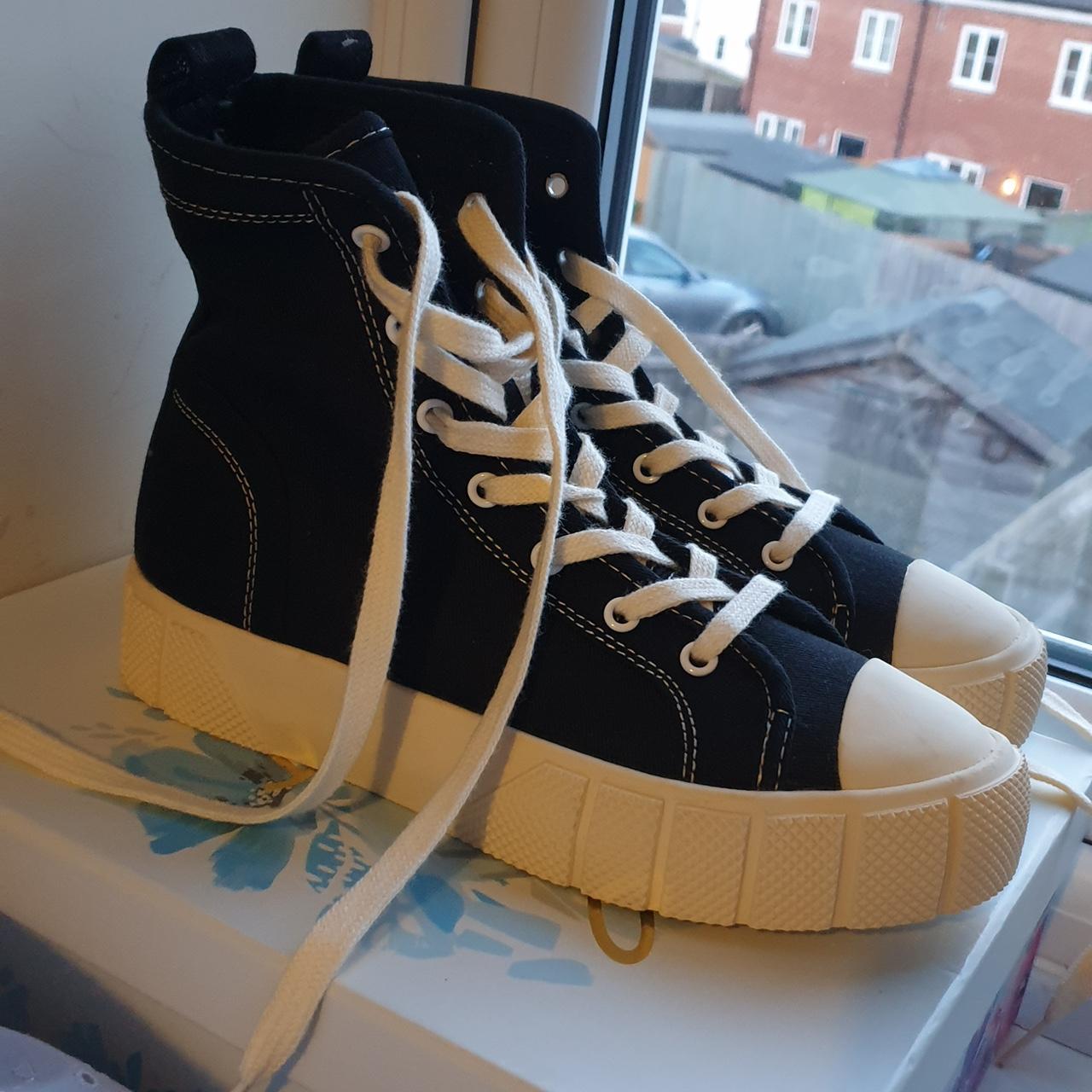 Zara Women's Black and Cream Trainers Depop