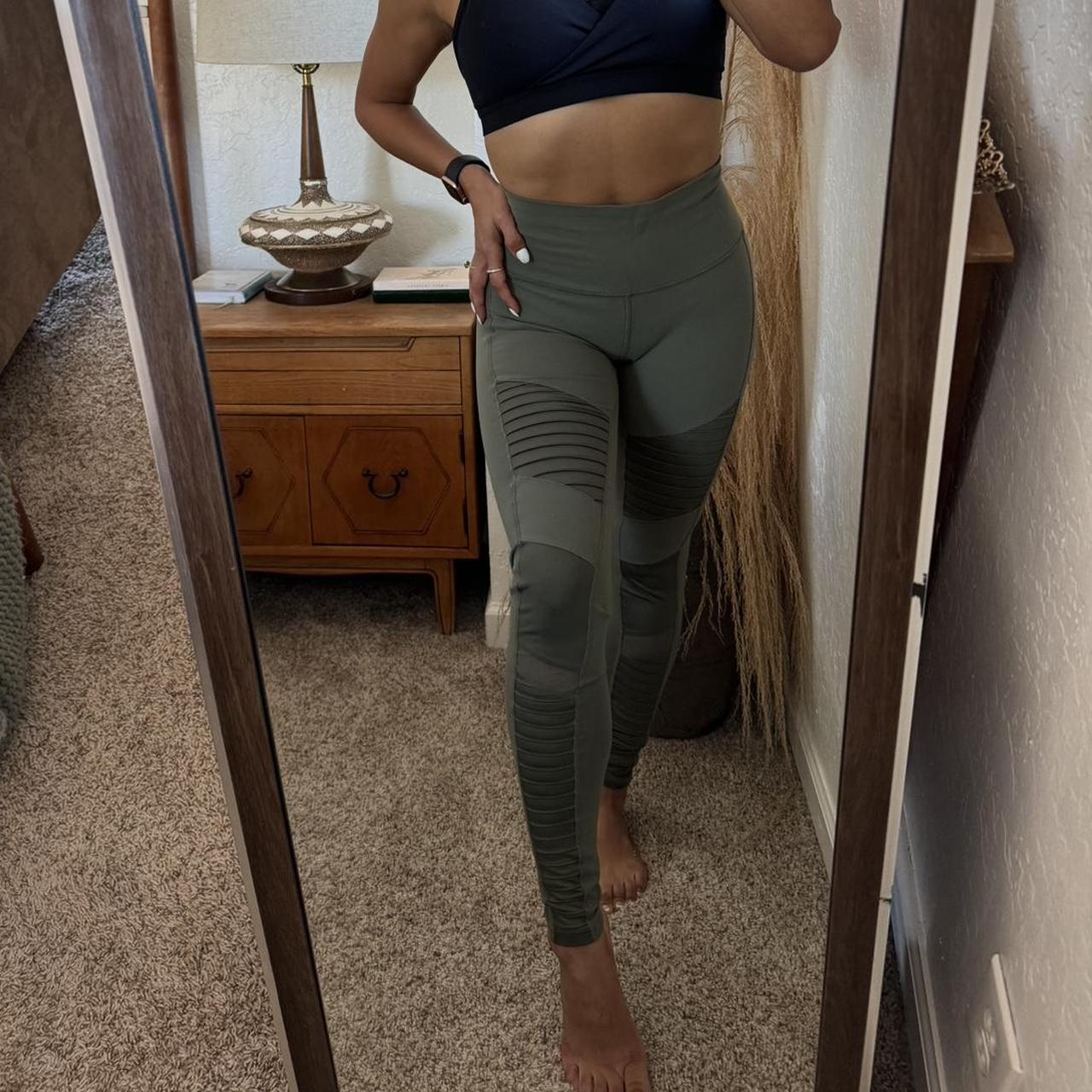 💚🌴 ALO YOGA MOTO LEGGINGS 🌴💚 super soft Depop