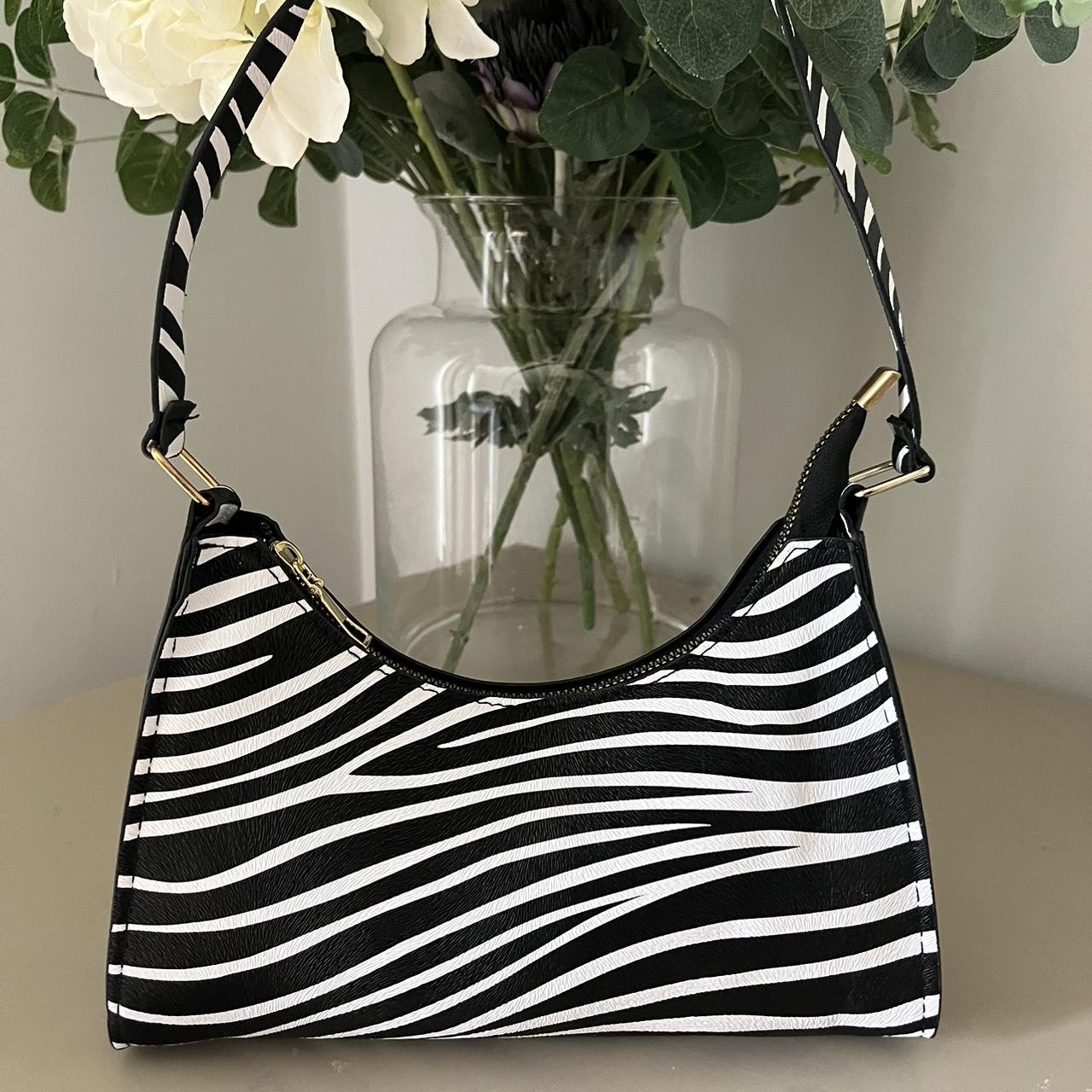 Baguette bag. Zebra patterned. Shoulder bag. Open to