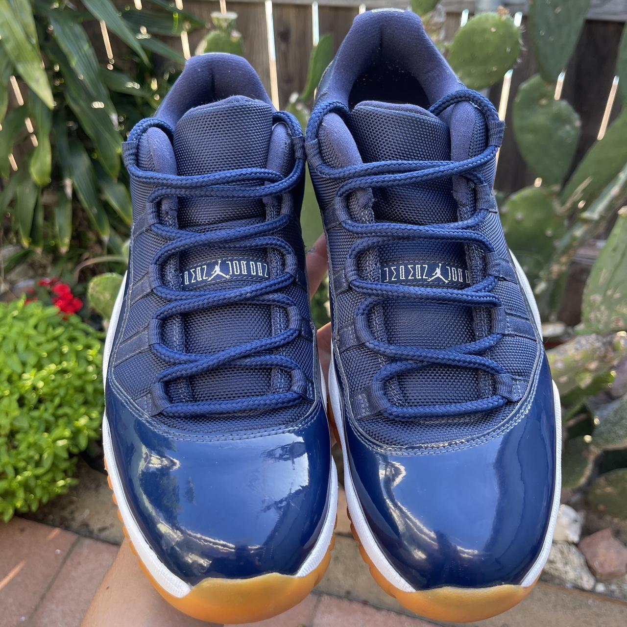 AIR JORDAN 11 LOW MIDNIGHT NAVY GUM SIZE 10 (WORN)