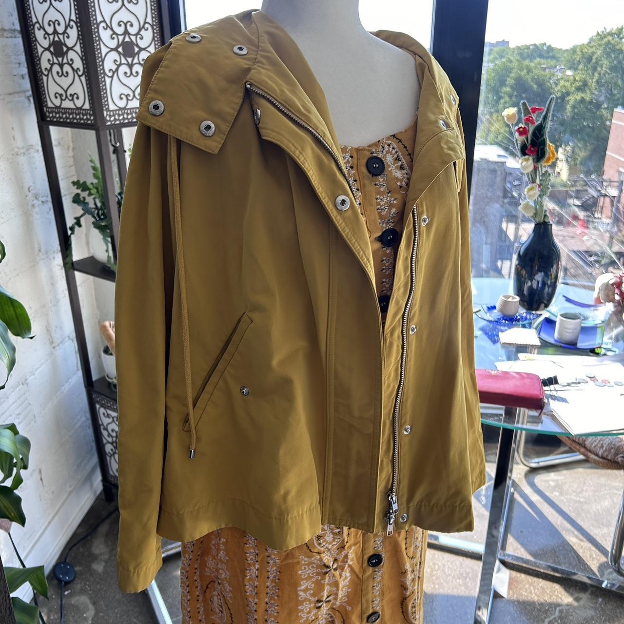 Yellow loft rain jacket In great condition Size