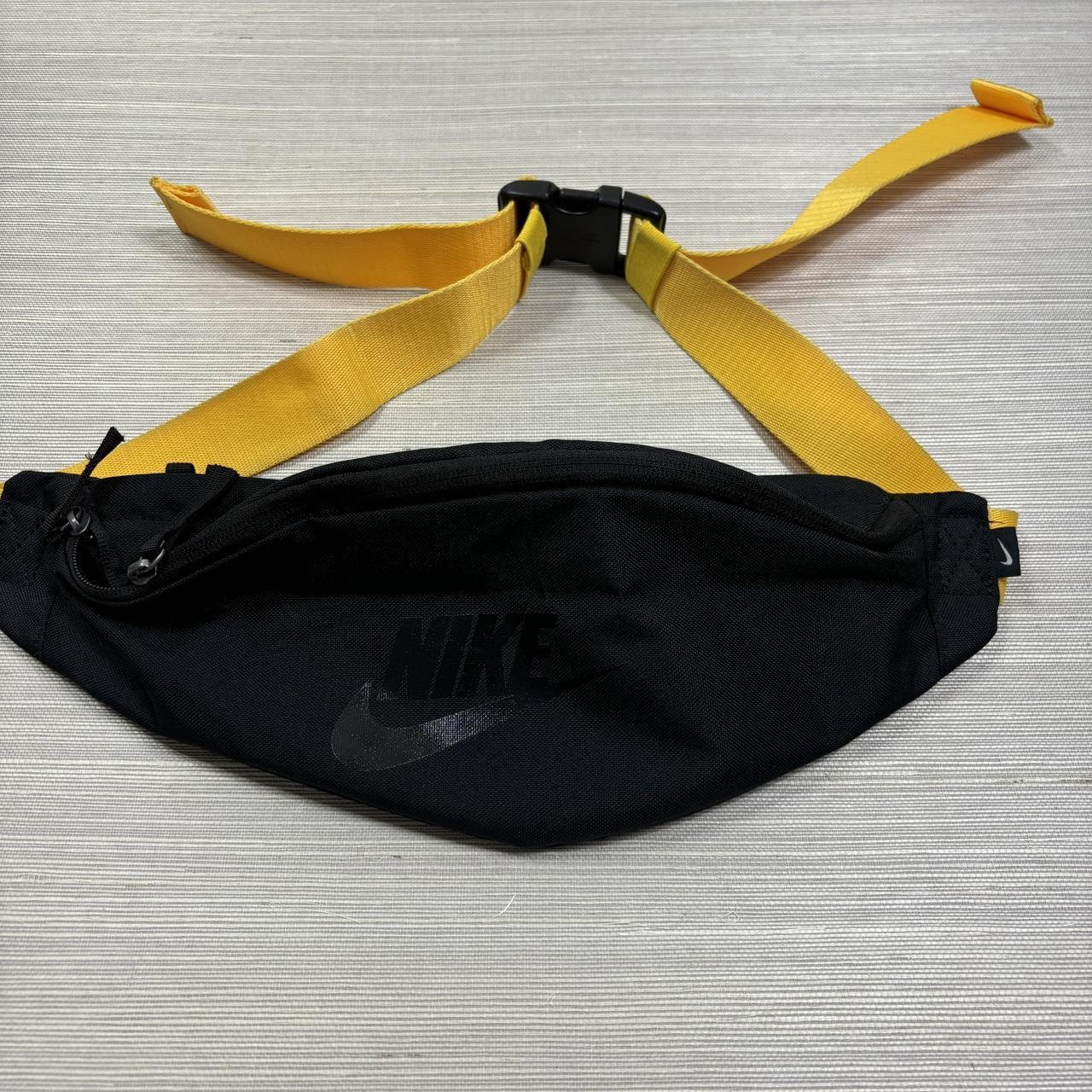 Black fanny pack nike best sale