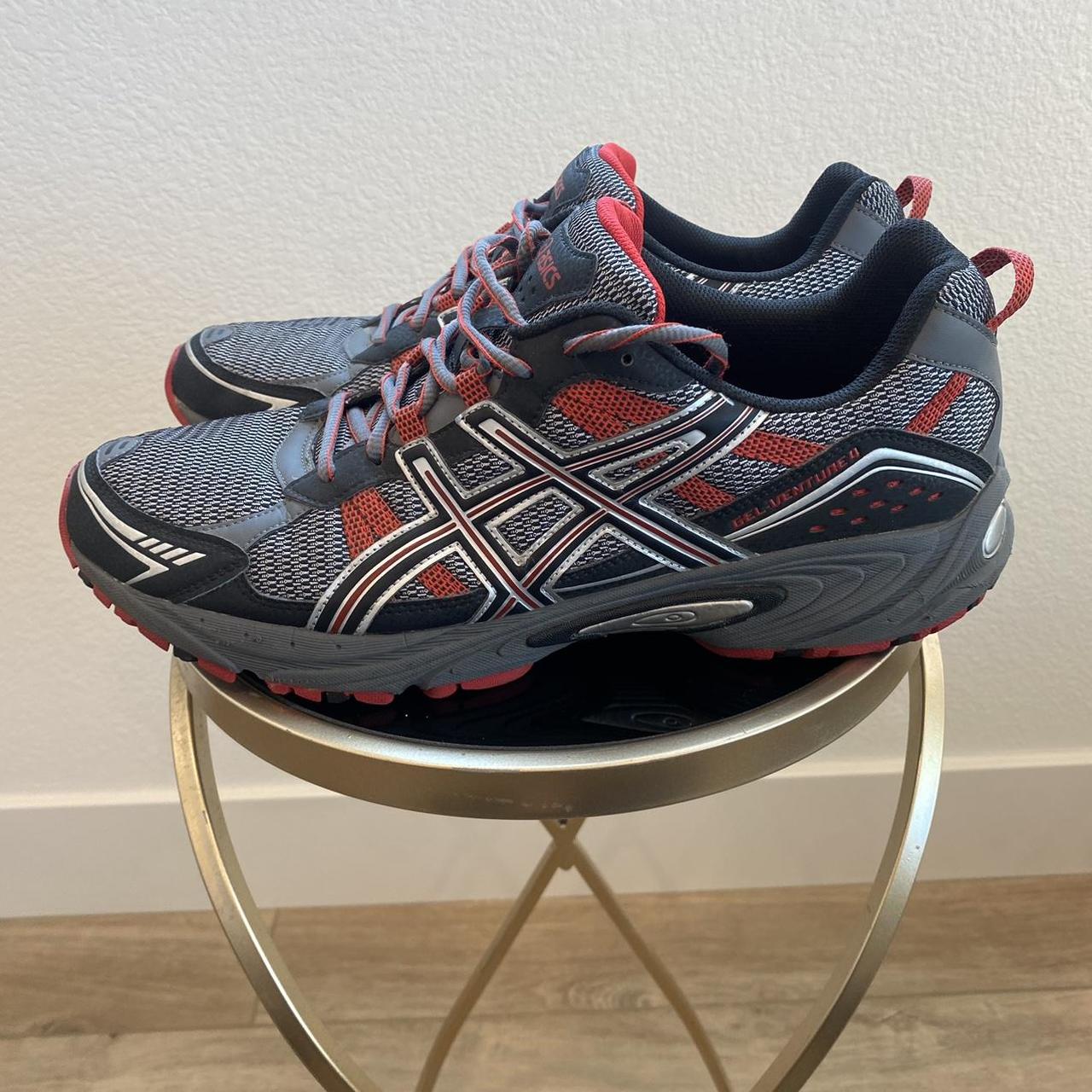 Red deals asics trainers