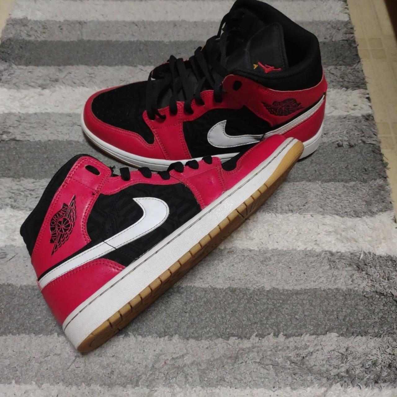 nike air jordan 1 mid trainers in black and red