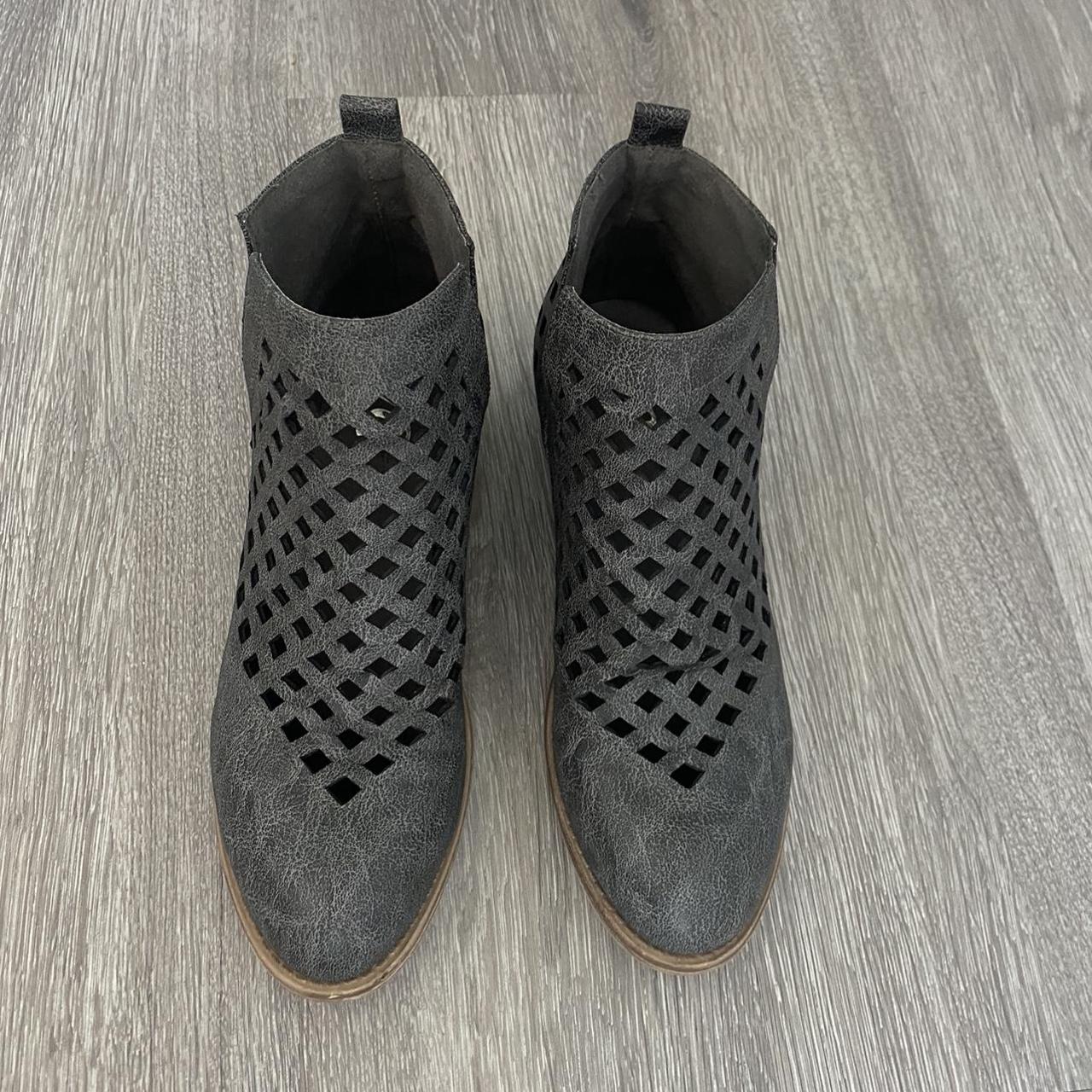 Chic Women's Grey Boots (2)