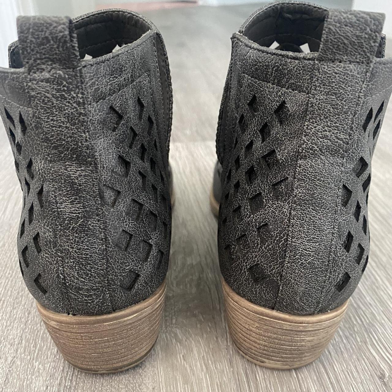 Chic Women's Grey Boots (3)