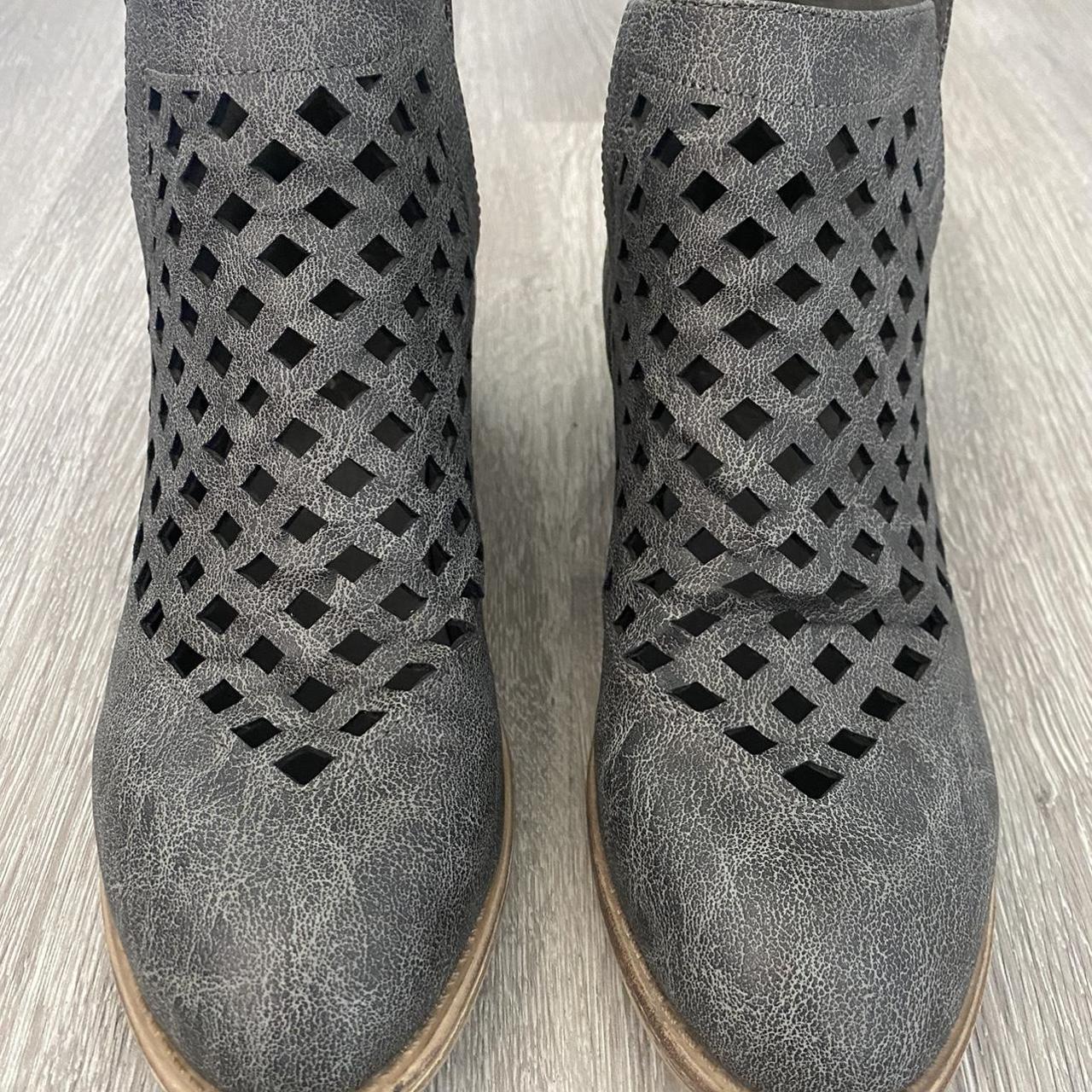 Chic Women's Grey Boots (4)
