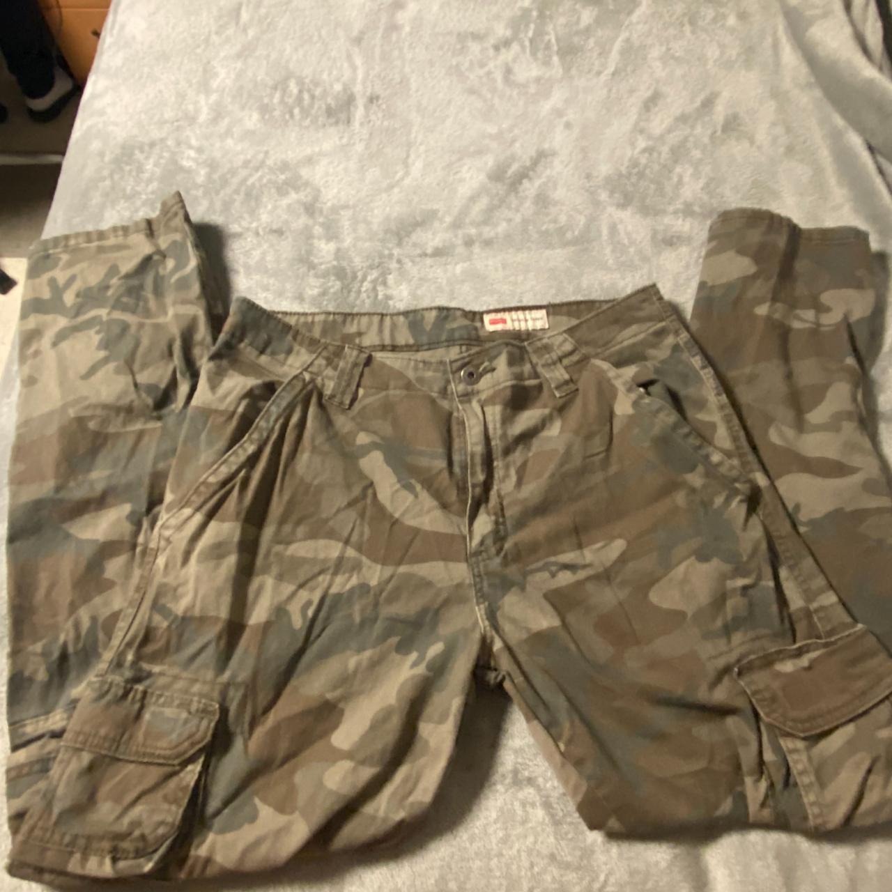 camo wrangler cargos size 32/30 brand new - Depop