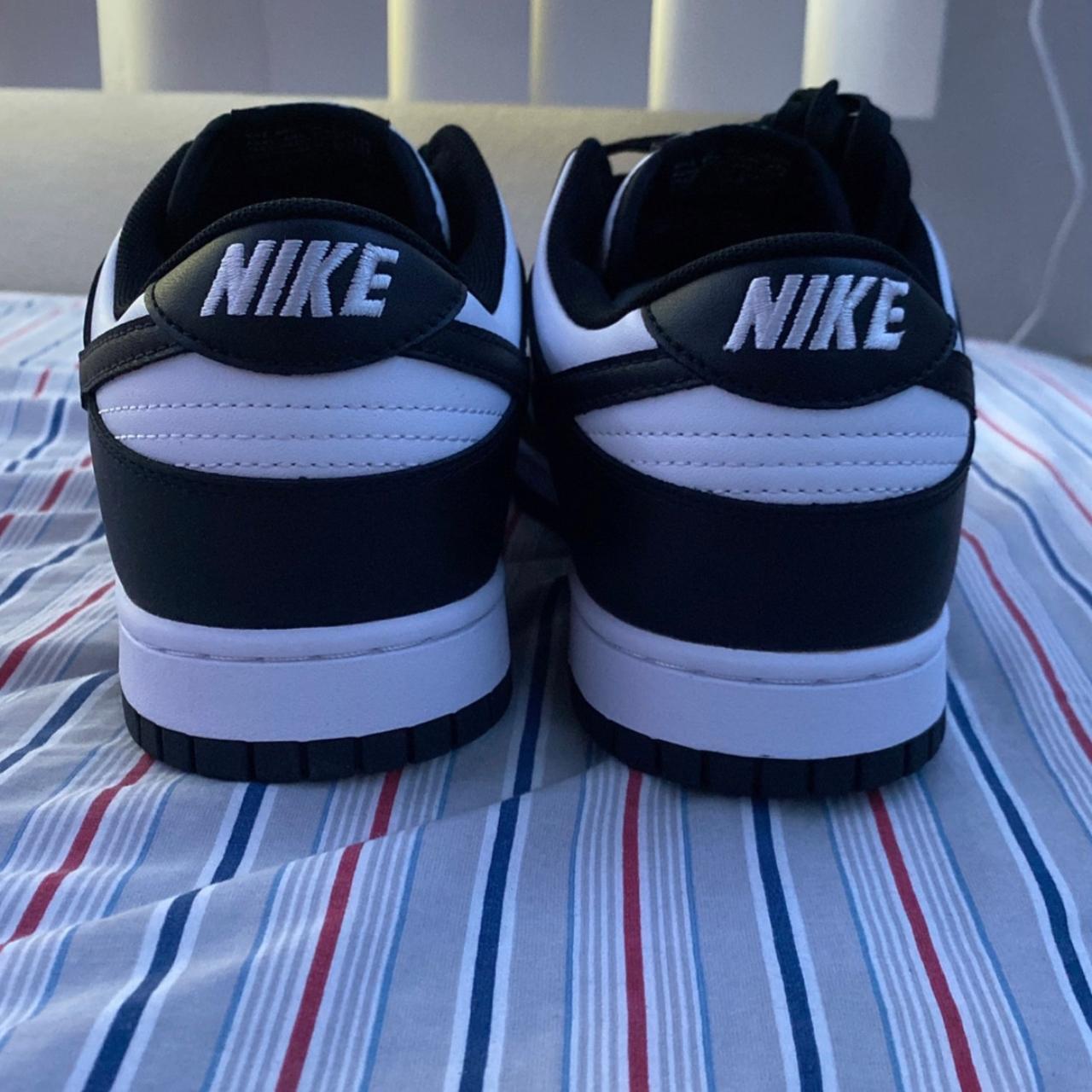 black trainers nike