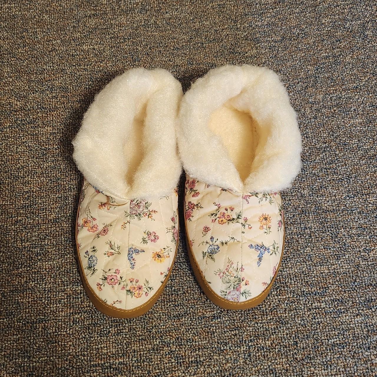 Cute vintage slippers by Dearfoams. Never worn. Size Depop