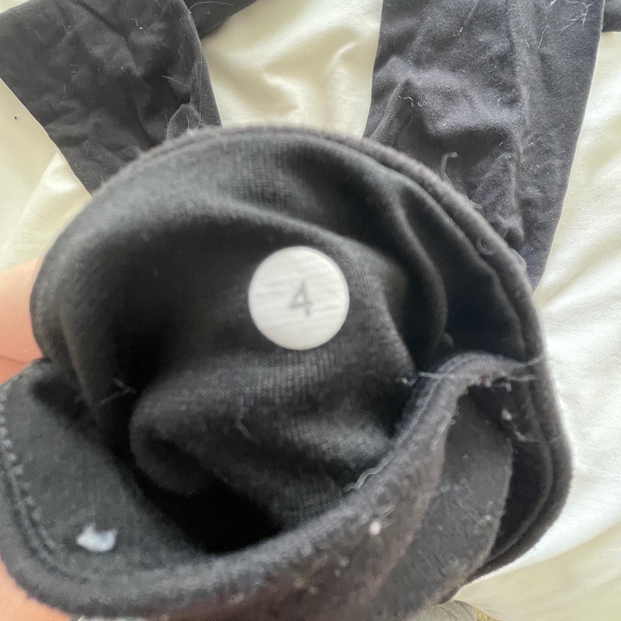 Lululemon 6 Has a small hole on front thigh area :( - Depop