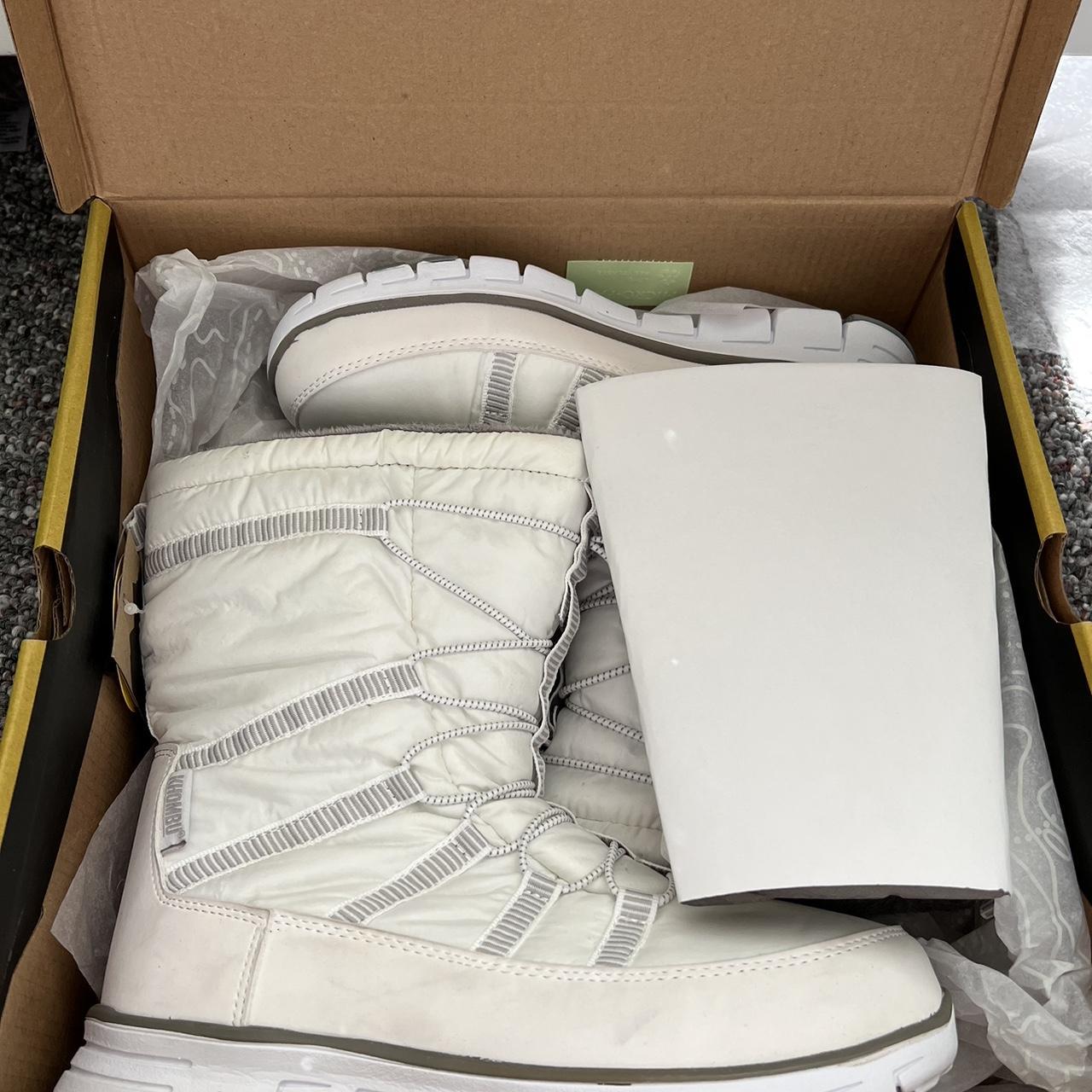 Khombu white snow boots size 8, brand new! Depop