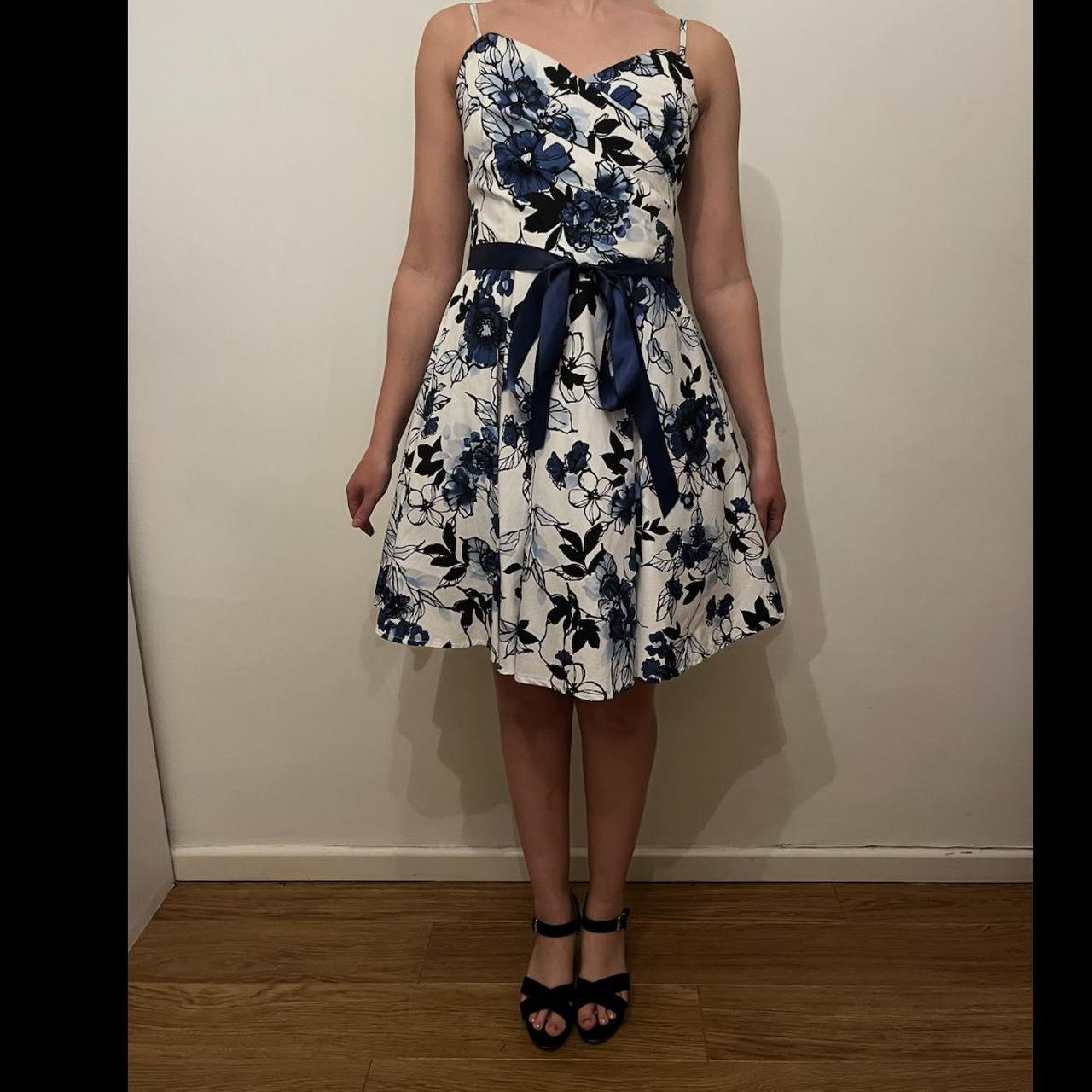 Quiz floral blue/white dress with removeable ribbon... Depop