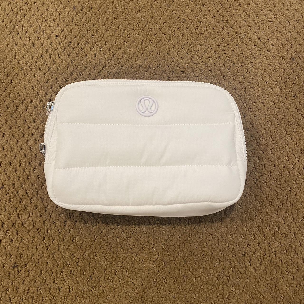 WHITE lululemon belt outlets bag new with tags