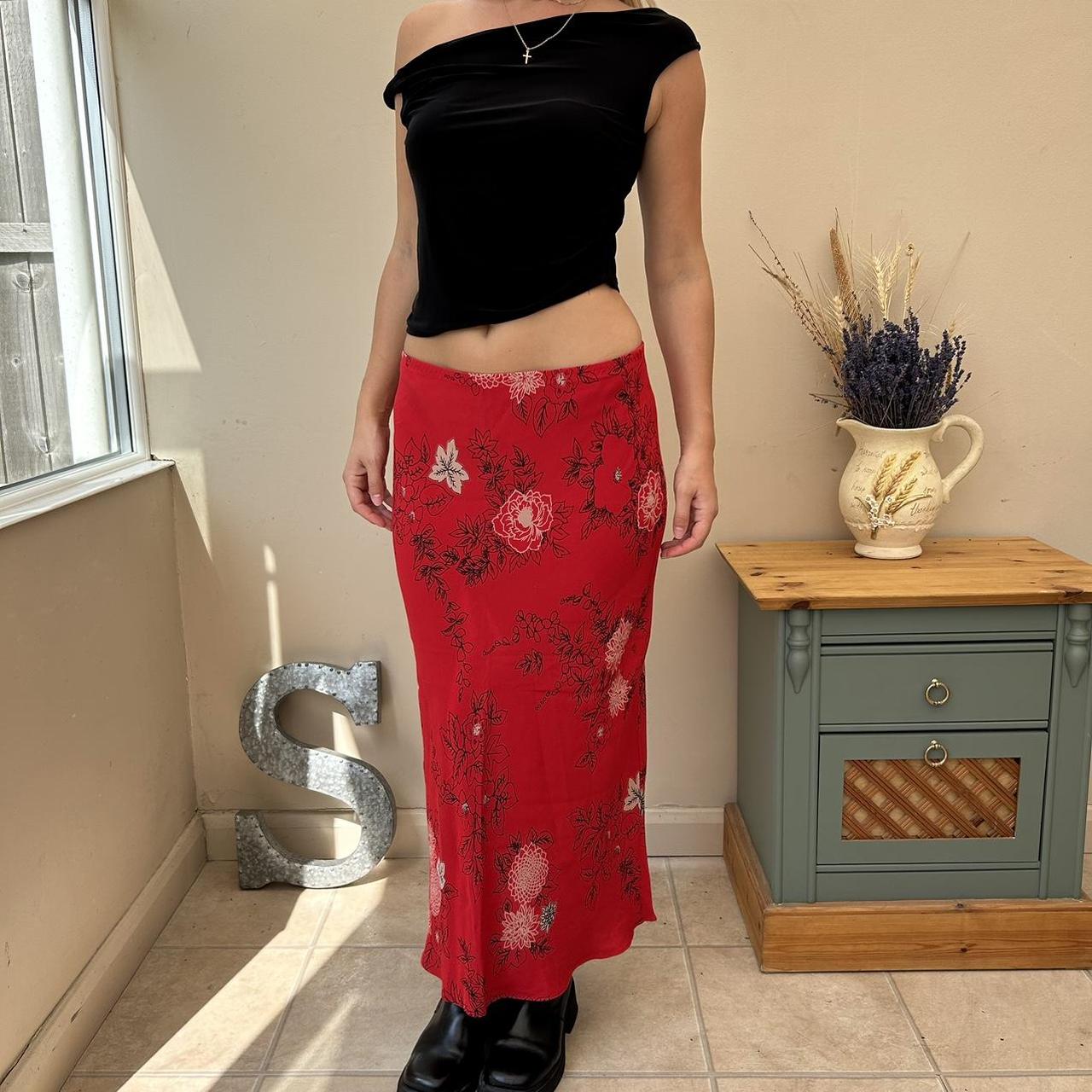 Red floral maxi skirt with a stretchy. Depop