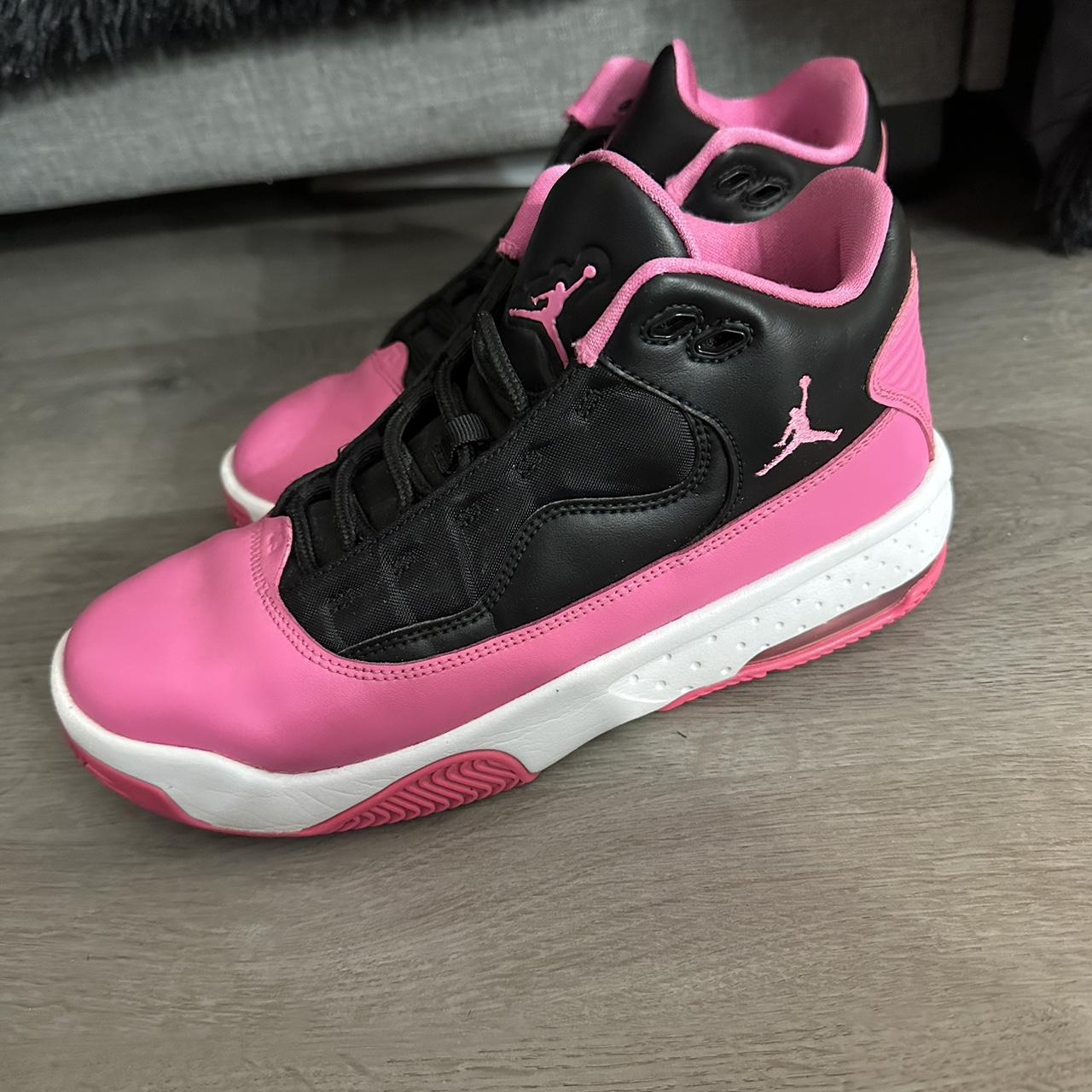 Pink girls/grade school Jordans Max good Aura