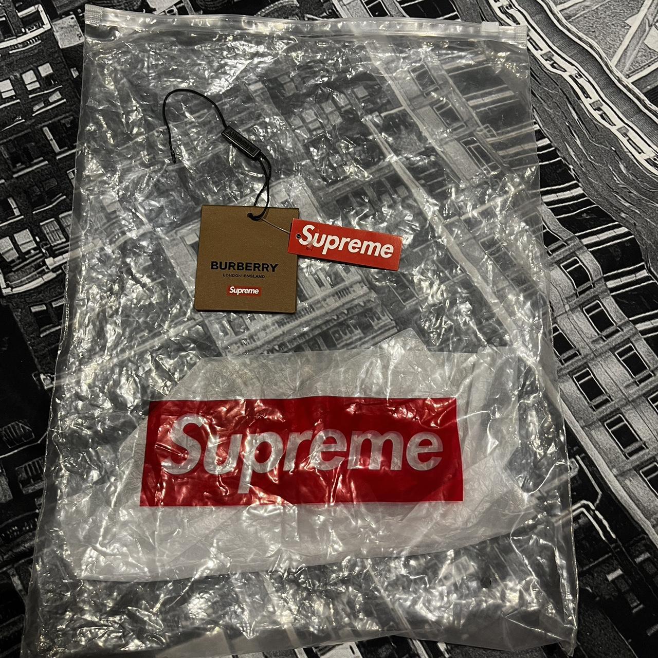 T-shirt burberry x supreme Come nuova - Depop