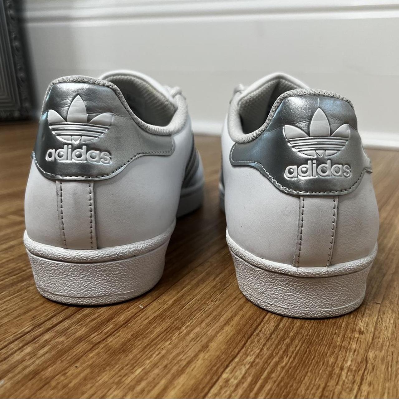 Adidas superstar 2024 silver trainers