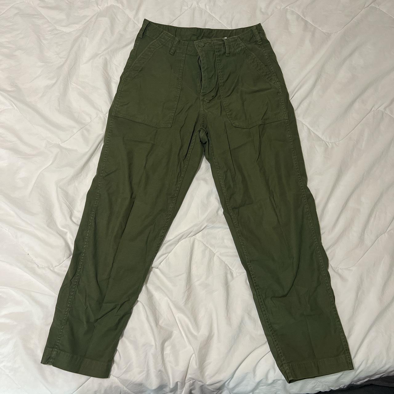 UNIQLO Green Canvas Pant Size M 30-33 waist - Depop