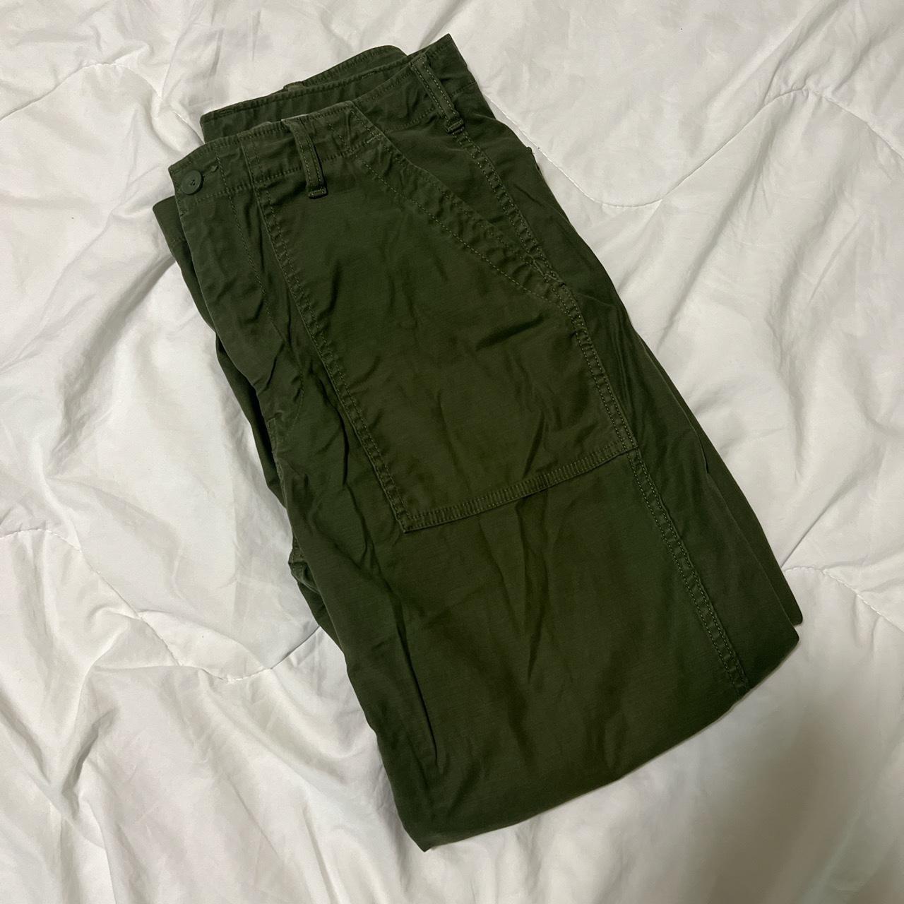 UNIQLO Green Canvas Pant Size M 30-33 waist - Depop