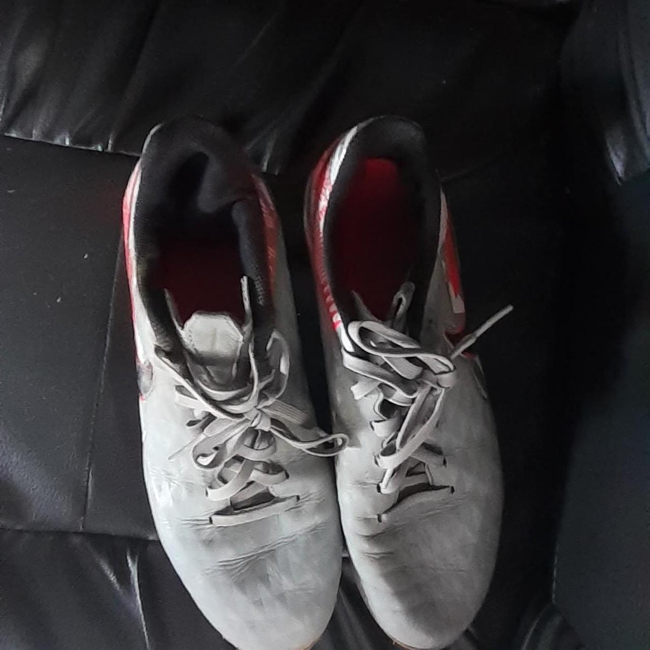 faulty nike football boots