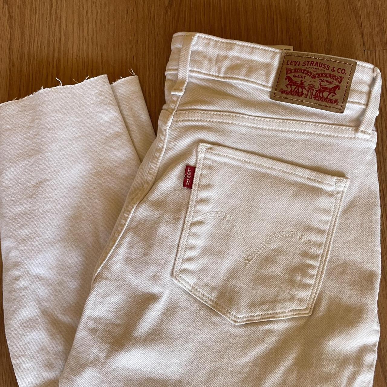 Levi's Women's White Jeans | Depop