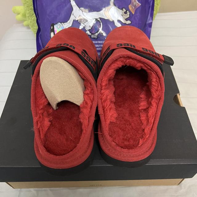 All red hot sale ugg slippers