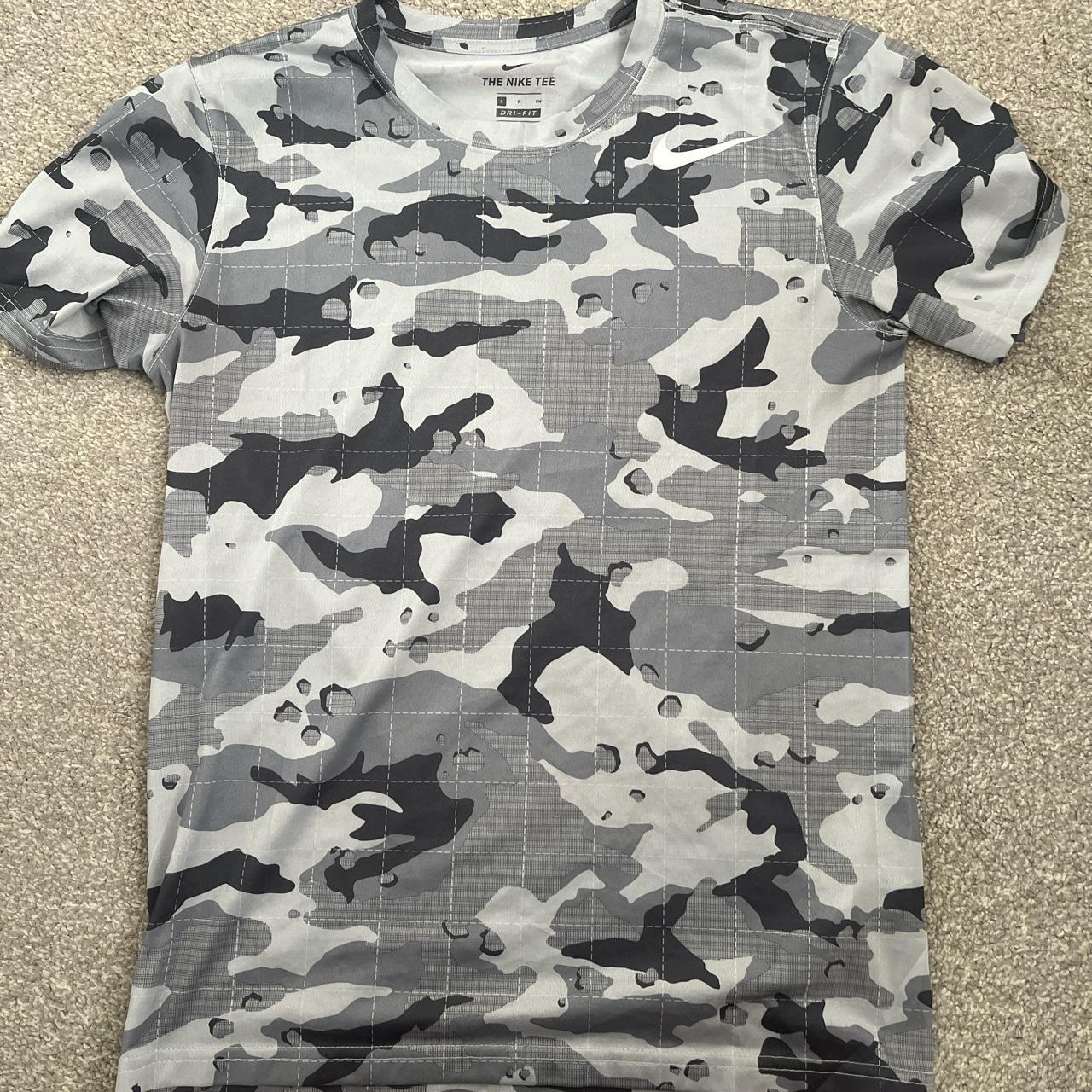 Nike Men's Black and Grey Tshirt Depop