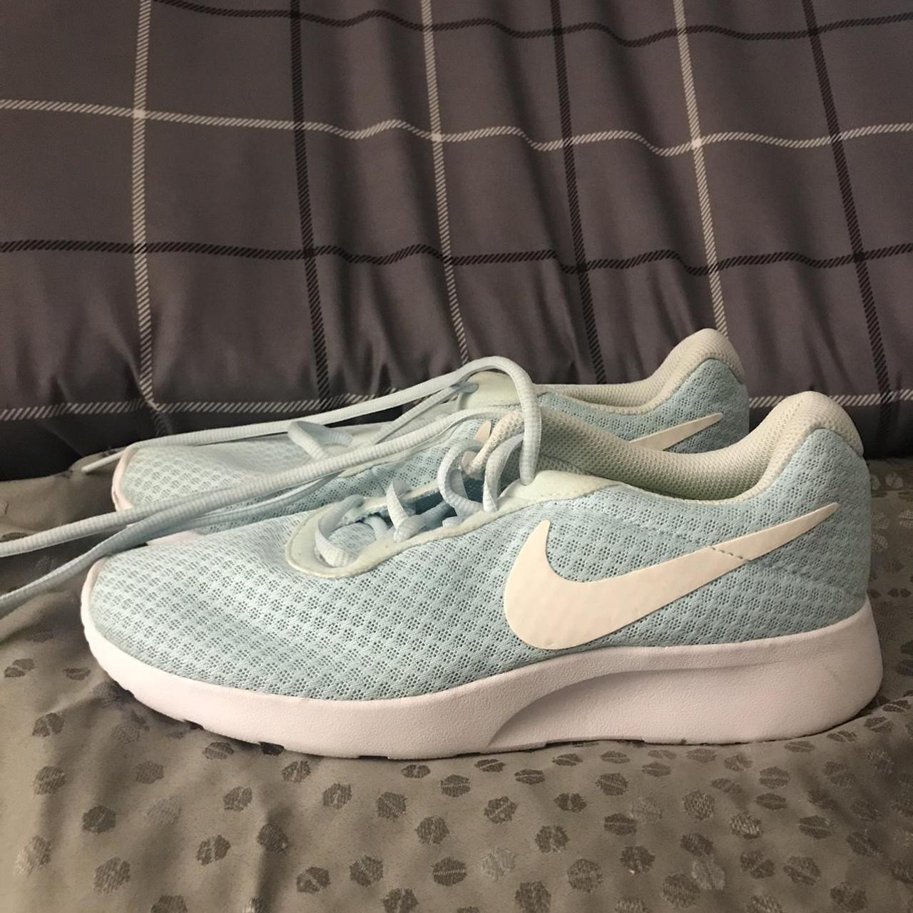 Light blue shop nike trainers womens