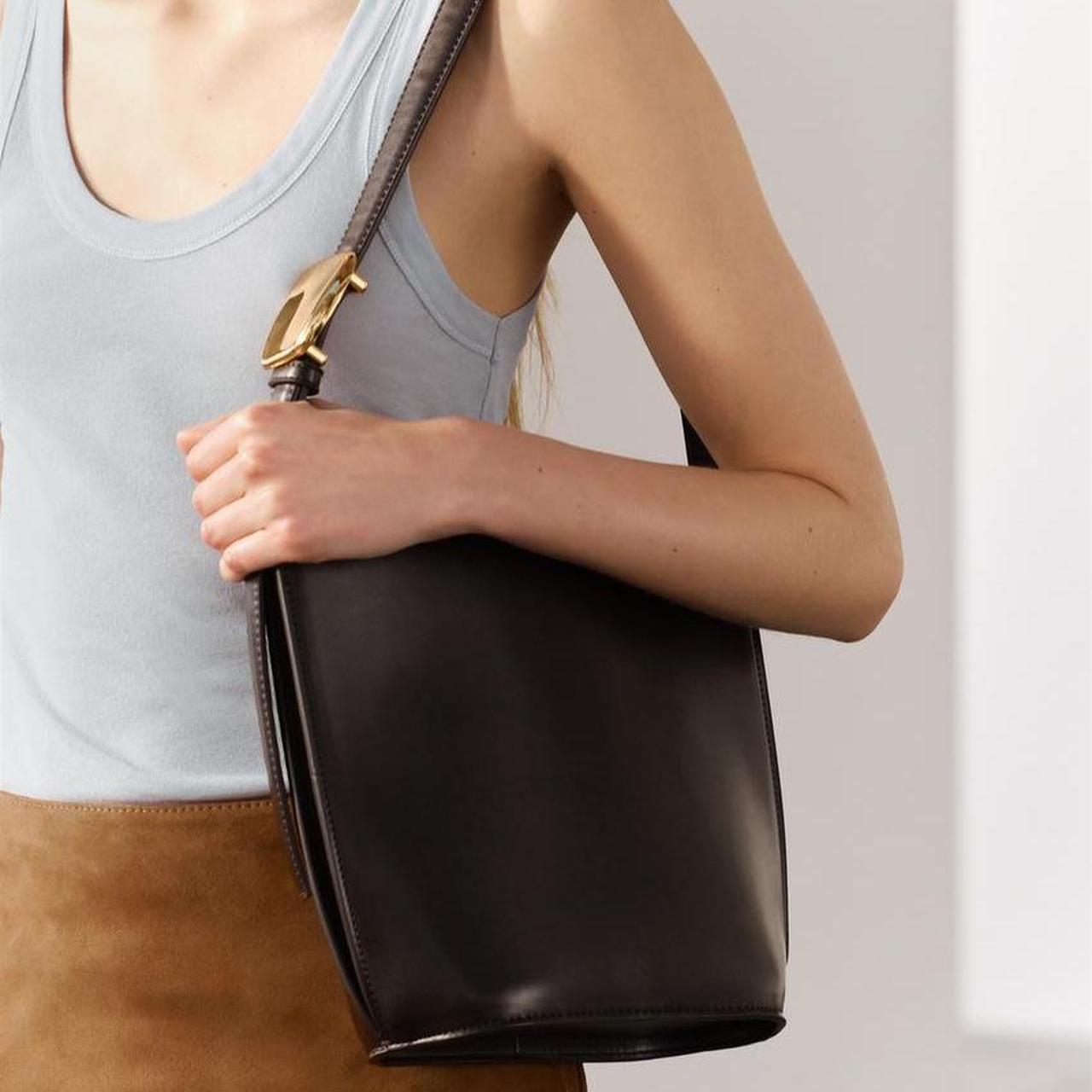 Minimalist bucket bag discount