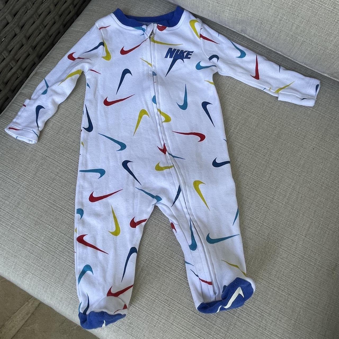 Nike baby outlet sleepsuit