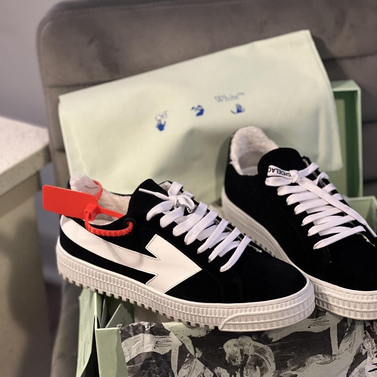 Off white arrow hot sale sneakers black