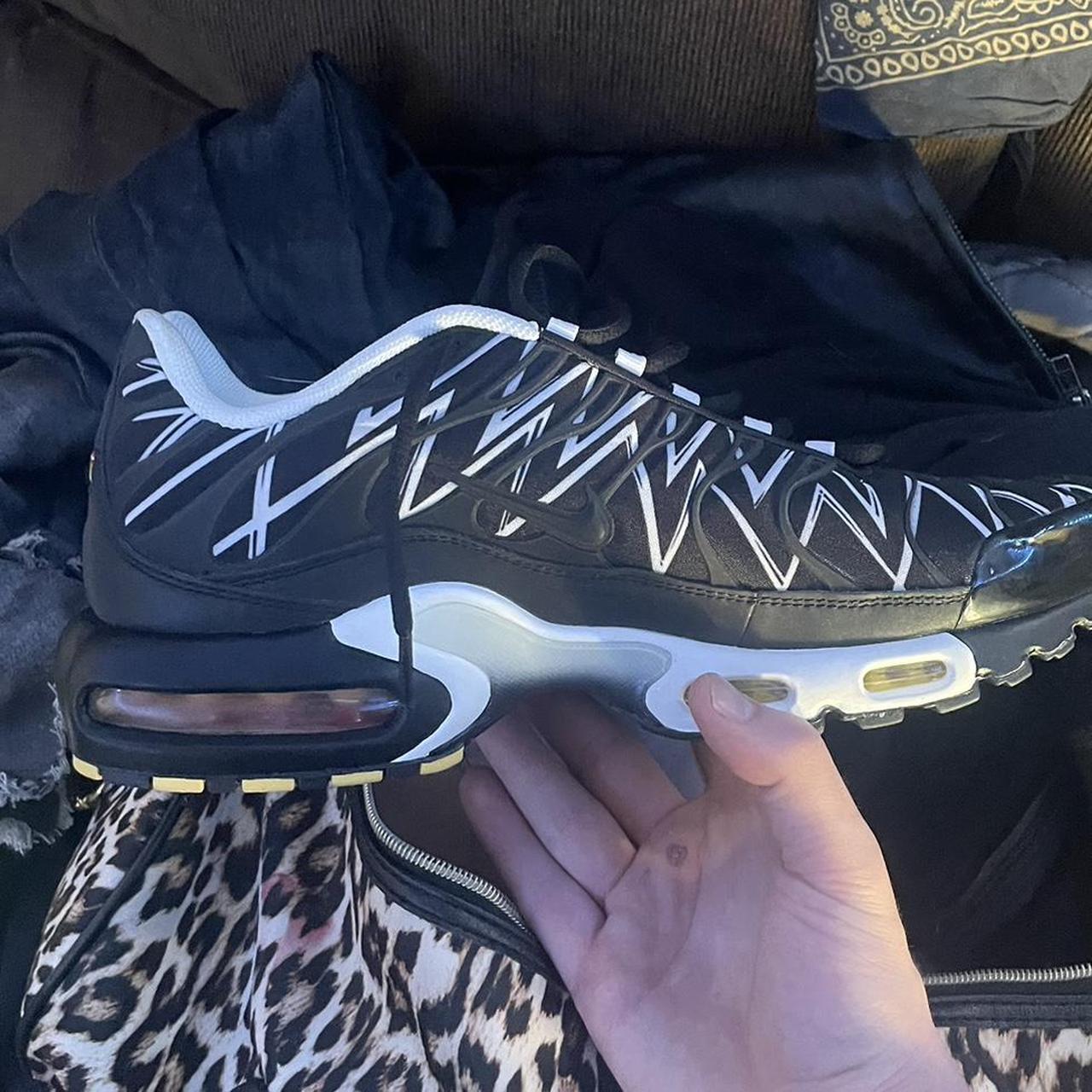 Nike air max plus 2025 black shark