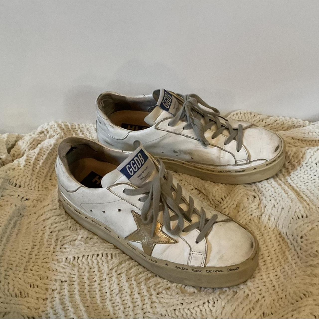 Golden Goose Women's White and Gold Trainers (2)