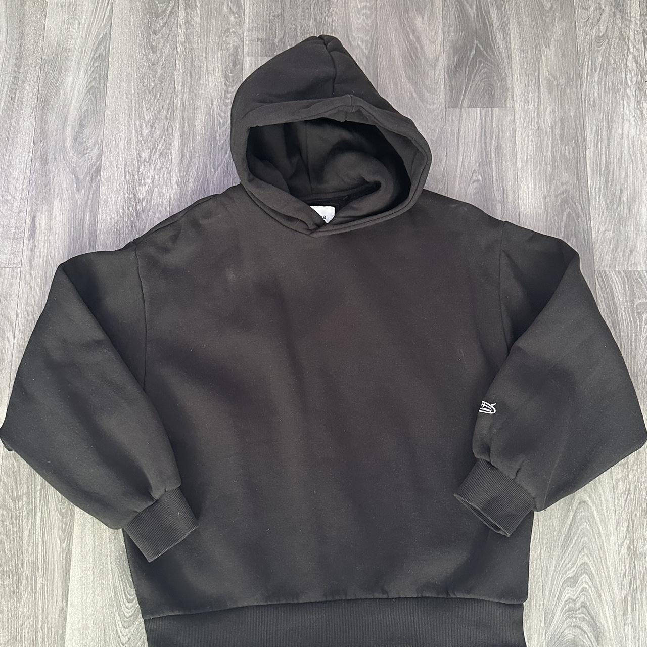 Bershka hoodie mit kleinem Print am Ärmel kaum... - Depop