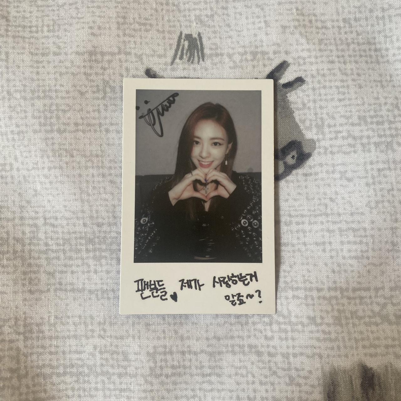 Itzy hot Yuna Polaroid